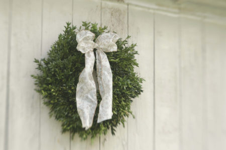 18" fresh boxwood wreath